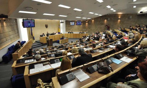 Zastupnica u parlamentu uz ogromnu plaću traži od države da joj plati tretman u toplicama