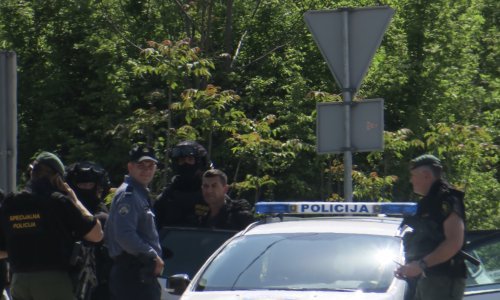 Okončana drama kod Imotskog: Muškarac koji se zatvorio u kuću s eksplozivom predao se policiji