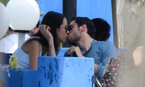 Uhvaćeni u naletu strasti: Zgodni Talijan ne skida ruke s kćerke Erosa Ramazzottija