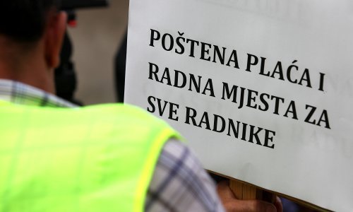 Sindikati u povorci, Bernardić dijeli crvene karanfile, a Bandić grah