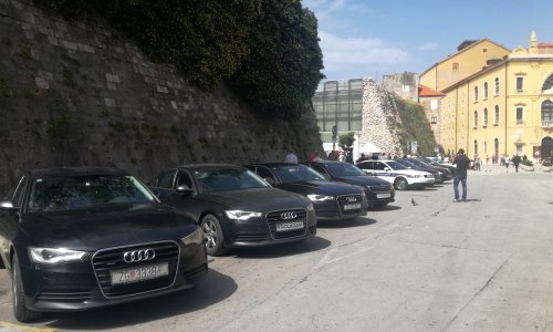 Vlada u Splitu: Zgrada HNK pod opsadom crnih limuzina