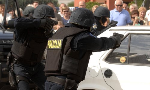 Pitali smo stručnjake kada i na koga policajci smiju potezati pištolj