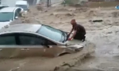 Pogledajte kako vodena bujica u Ankari odnosi automobile