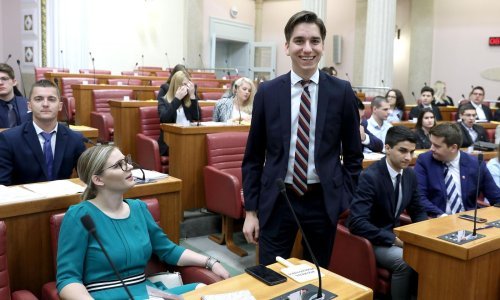 Sabor okupirali nepoznati ljudi i dupkom napunili sabornicu