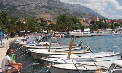 Letjele šake u Baškoj Vodi: Sedmorica Poljaka posvađala se na brodu pa potukla na rivi