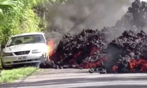 Što se dogodi kad užarena lava naleti na parkirani automobil?