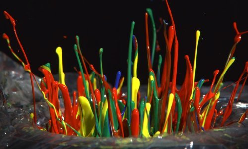 Usporena snimka poskakivanja raznih boja će vas hipnotizirati