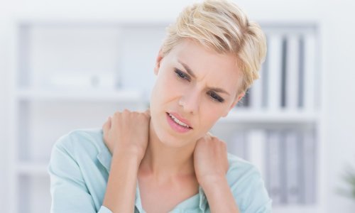 Trpite bol u gornjem dijelu leđa? Ovih pet uzroka lako je riješiti