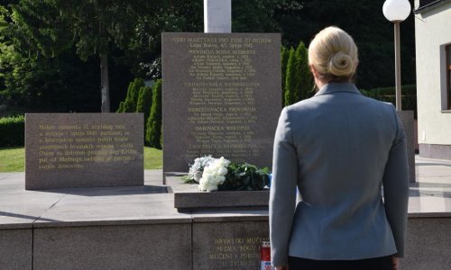 Grabar- Kitarović u tajnosti posjetila Macelj i poklonila se žrtvama