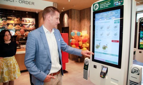 McDonald's uvodi posluživanje za stolom