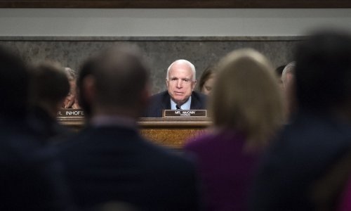 Bijela kuća u nezgodnoj situaciji zbog komentara o Johnu McCainu