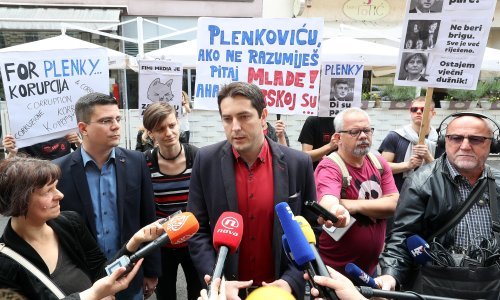 Mladež SDP-a održala performans ispred restorana Fotić