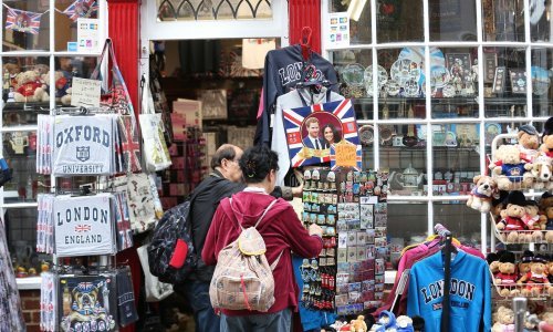 Smiješne su vam šalice s likom Harryja i Meghan? Nećete vjerovati što se sve nudi