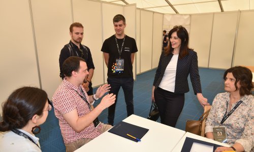 Ministrica Divjak sa studentima na natjecanju STEM Games