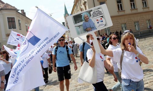 Medicinske sestre i tehničari svoj dan 'slavili' u prosvjednoj povorci