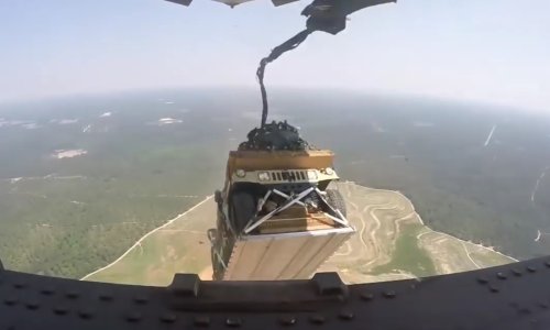 Vojnik namjerno prerezao remenje padobrana prije izbacivanja Humveeja iz aviona