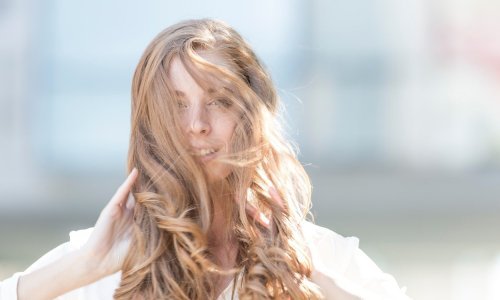 Evo kako se pravilno koristi šampon za suho pranje kose