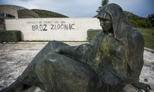 Vandali na šibenskom groblju išarali Spomen kosturnicu borcima NOB-a