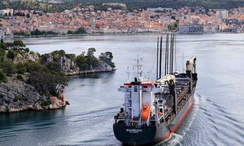 U Šibenik teretnim brodom stigle najbrže jedrilice na svijetu