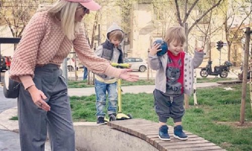 Sin Ide Prester postao zvijezda maminog Instagrama: Pogledajte kako 'tamani' pekmez iz staklenke