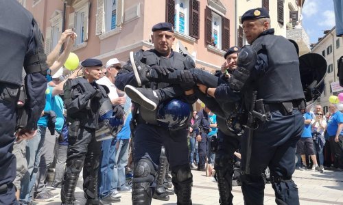 Tisuće građana u 'Hodu za život' u tri grada, policija privela aktivistice koje su blokirale povorku u Rijeci i Zagrebu