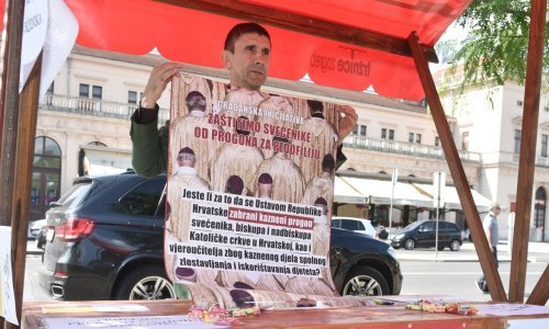 Najprovokativniji hrvatski umjetnik održao performans 'Zaštitimo svećenike od progona za pedofiliju'