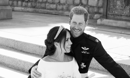 Službene fotografije kraljevskog para raznježile svijet: Meghan Markle prvi put dio obiteljskog portreta