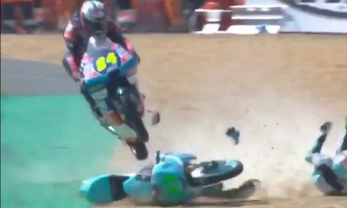 Motociklist se čudesno spasio od teške nesreće: Ovo još nije viđeno na stazi!