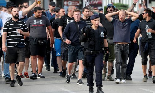 Atraktivna policajka u pratnji navijača plijenila pozornost uoči finala Kupa!