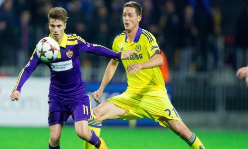 Dok njegov tata vrijeđa novinare, on zabija i odmah je iza Ronalda i Messija