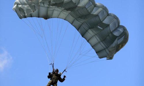 Djeca na Pantovčaku gledala iskakanje padobranaca, razgledala opremu vatrogasaca i HGSS-a...