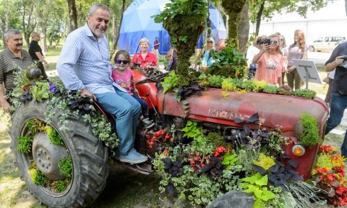 Milan Bandić na traktoru otvorio najveću vrtnu izložbu u Zagrebu