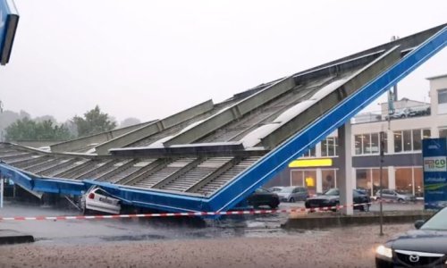 Kataklizmički prizori u Njemačkoj: poplavljene ulice, bujice nose automobile, urušavaju se krovovi