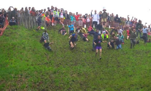 Kotrljanje za sirom prilično je bolno natjecanje, no neki ne odustaju