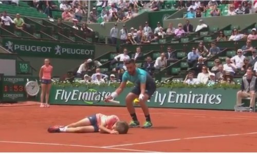 Nesreća u Roland Garrosu; cijeli stadion se uhvatio za glavu kada je nastradao dječačić koji dodaje loptice