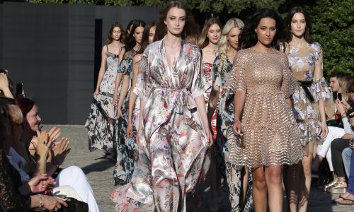 Modni dvojac Elfs predstavio romantičnu i ženstvenu kolekciju koja slavi obline