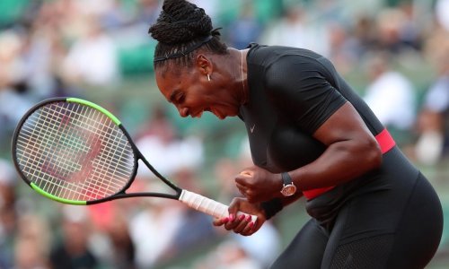 Serena u čudnom kostimu i s priličnim viškom kilograma maršira Roland Garrosom!