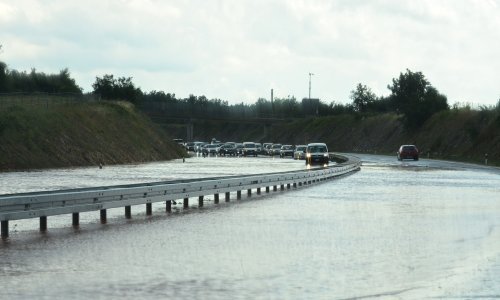 Nevjerojatni prizori s Istarskog ipsilona: Bujica poplavila cestu, promet blokiran