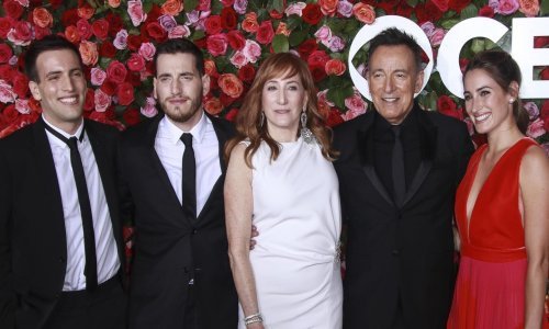 Prizor koji se rijetko viđa: Bruce Springsteen s kćerkom i sinovima na crvenom tepihu