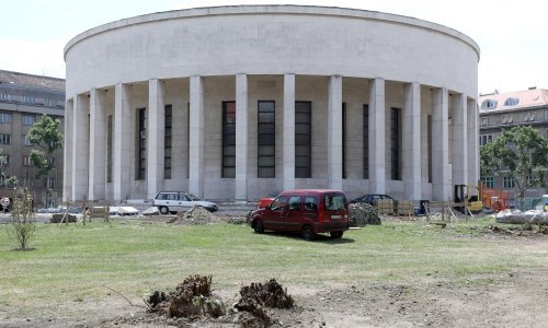 Travnjak na Trgu žrtava fašizma postao parkiralište