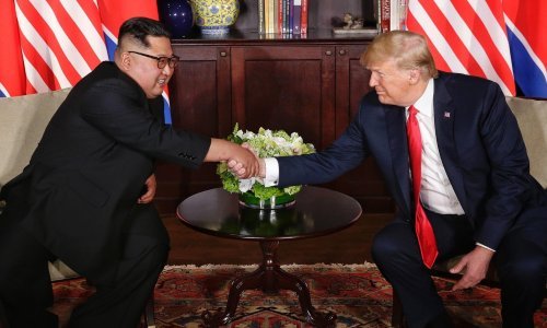 Silovitim rukovanjem obojica su željeli pokazati dominaciju, no kada su sjeli...