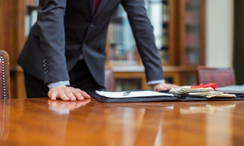 Kad odvjetnici prekrše pravila slijedi im kazna. Pogledajte koliko ih je trajno izgubilo licence i koje još kazne postoje