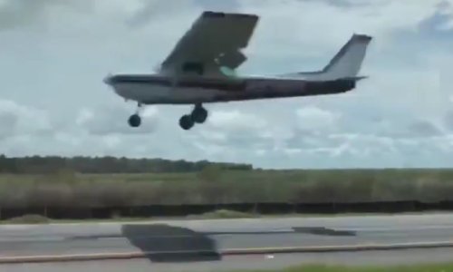 Zbog problema s motorom pilot prizemljio avion na prometnu autocestu