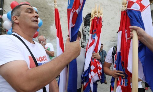 Performans na Markovu trgu: 'Narod odlučuje' predao potpise uz mahanje zastavama i pjevanje domoljubnih budnica