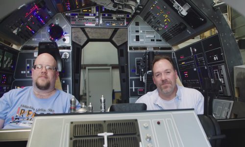 Šašava ekipa gradi pilotsku kabinu svemirskog broda u garaži