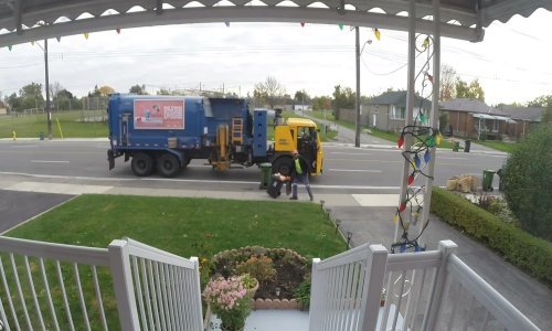 Smetlar izgubio živce pred nadzornom kamerom