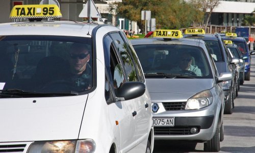 Kaos je počeo: Taksisti ‘začepili’ Dubrovnik i Split