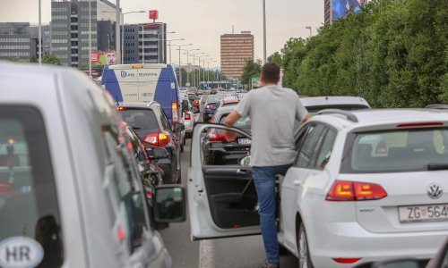 Vozači, tek sporadično, zbog visokih cijena goriva zaustavili promet u Zagrebu, Rijeci, Osijeku, Puli...
