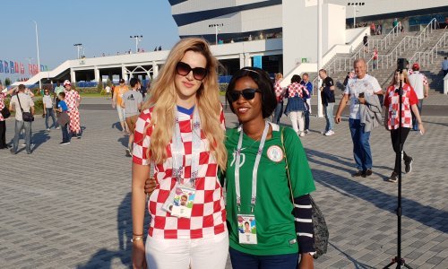 Zbog ove dvije prekrasne navijačice u redu su stajali i Hrvati i Nigerijci