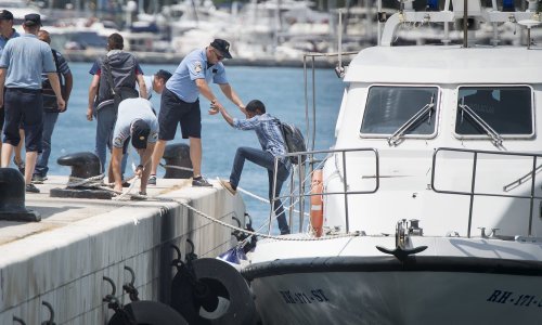 Na brodu Haksa nove pukotine, tegljenje zaustavljeno
